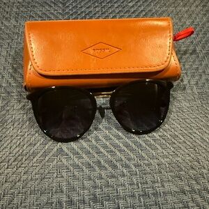 Fossil Women’s sunglasses with case